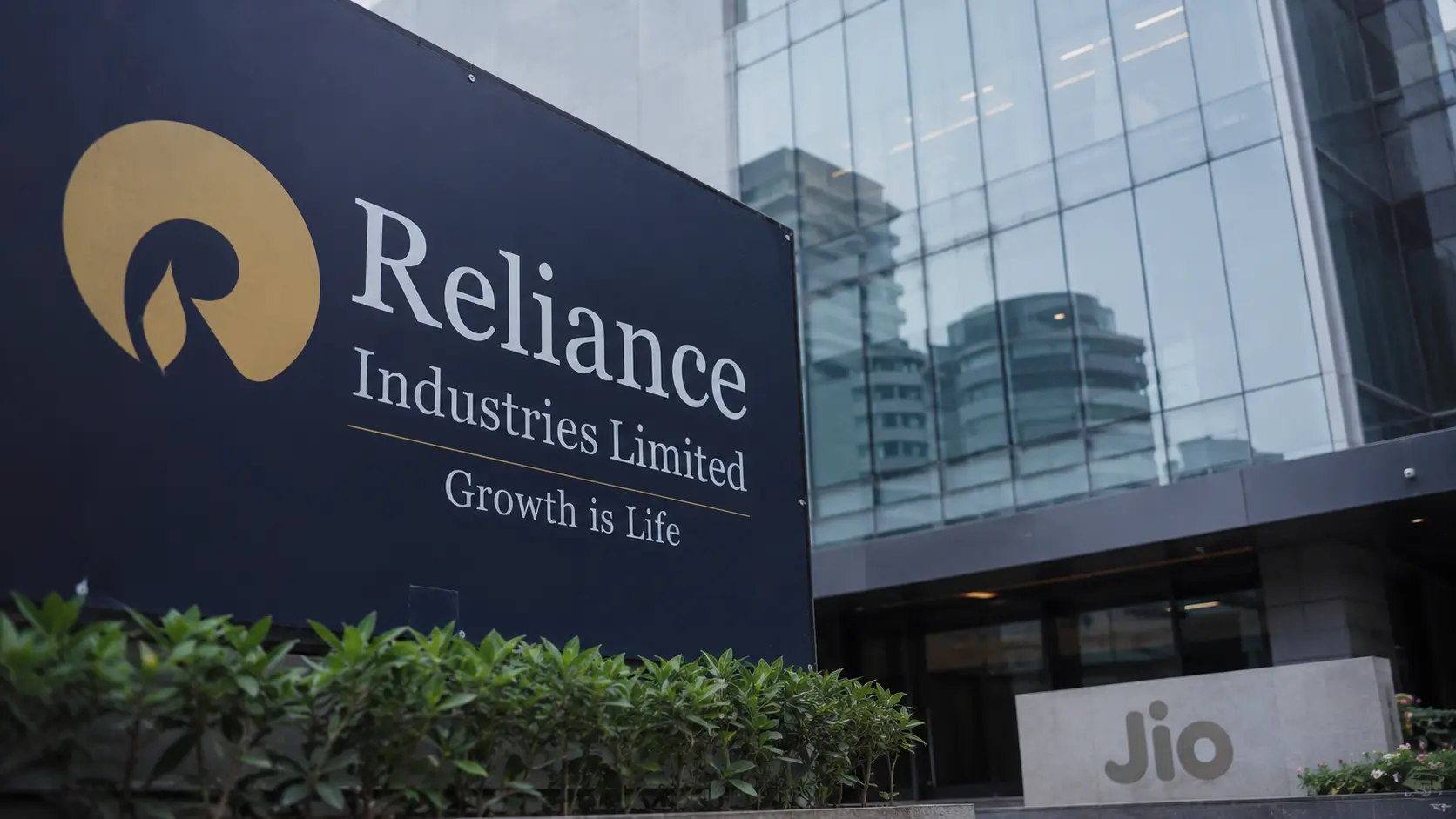 Jio's IPO Proceeds Are Going to Retire 2022-Era Foreign Currency Loans and That's a Forex Bet